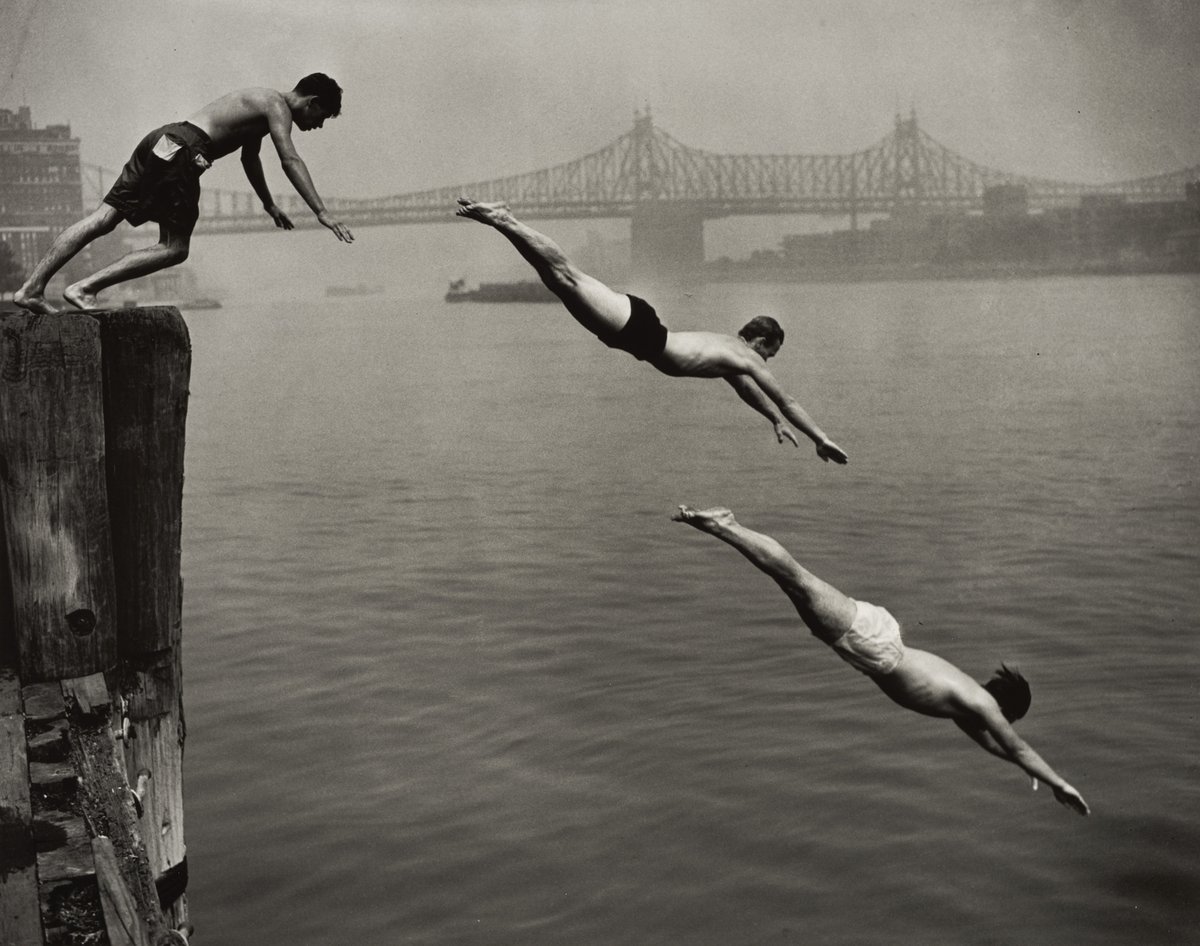 Arthur Leipzig, Divers, East River¸1948 © Estate of Arthur Leipzig, Courtesy of Howard Greenberg Gallery, New York