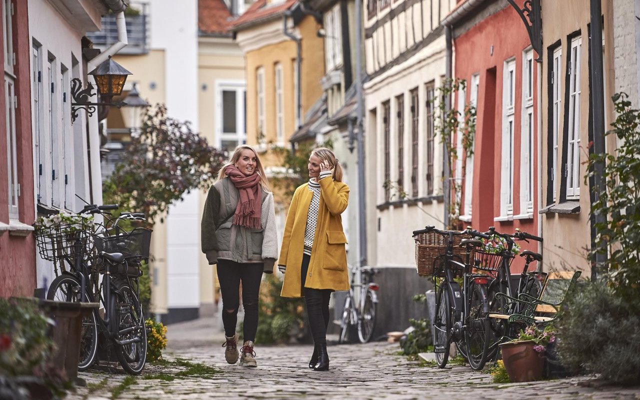 Two women walk down a narrow cobbled street ©Nicolas Cho Meier