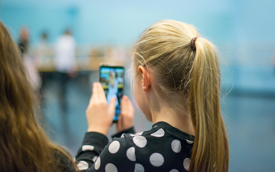 Girl from behind taking photo with phone Pixabay